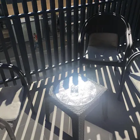 Talija Balkan Square