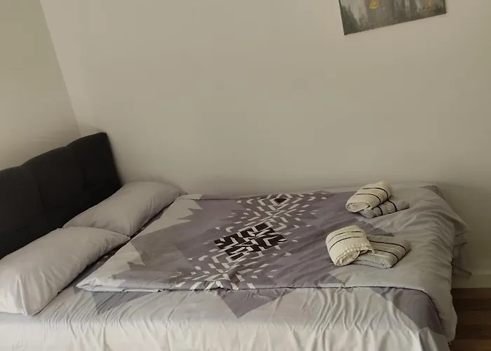 Talija Balkan Square