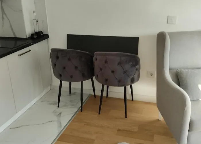 Talija Balkan Square